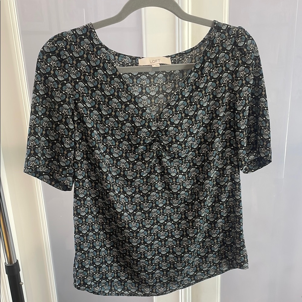 LOFT Women's Black and Blue Patterned Top